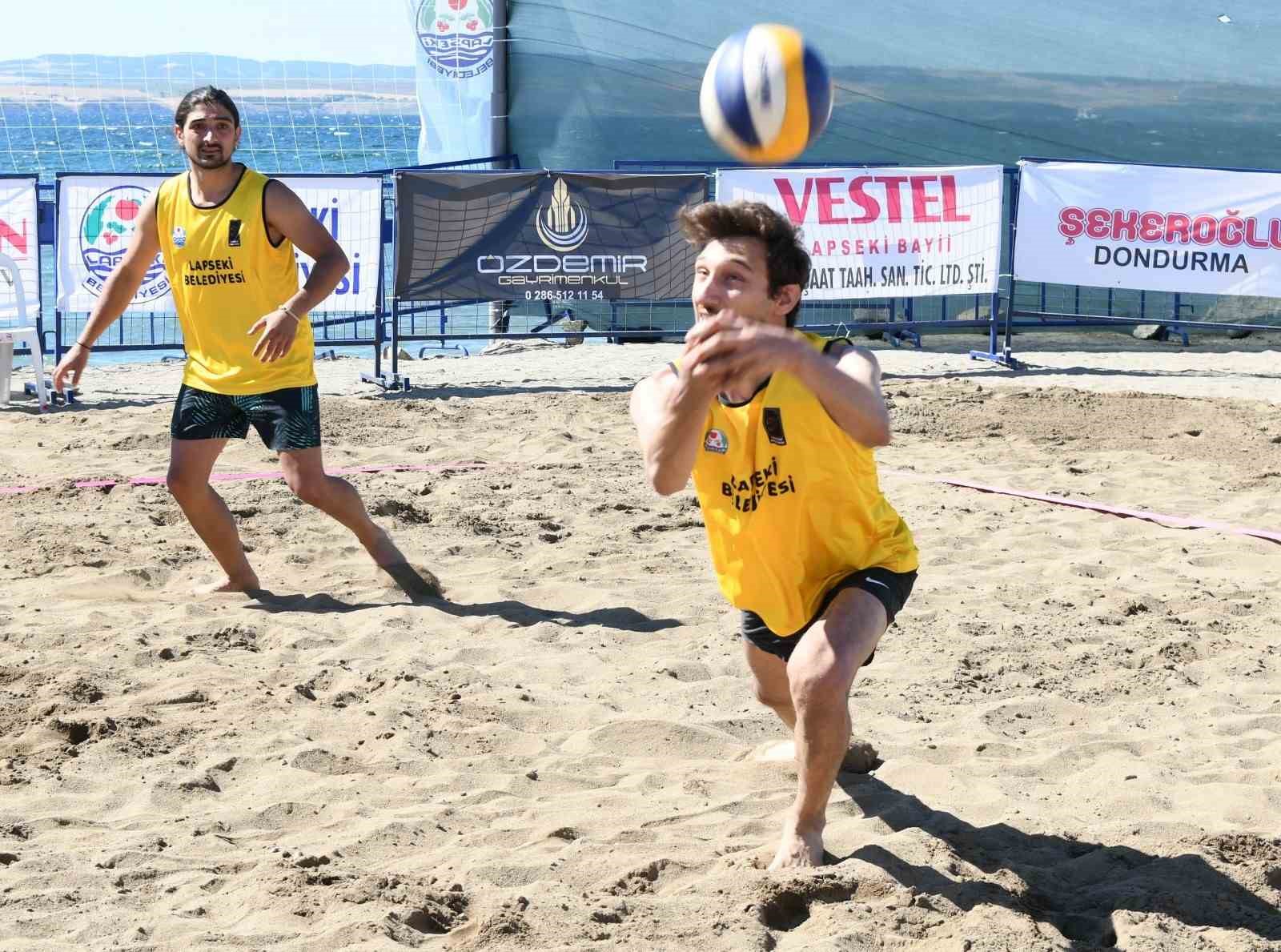 LAPSEKİ BELEDİYESİ PLAJ VOLEYBOLU TURNUVASI BAŞLADI.