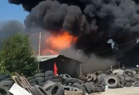 BURSA'DA LASTİKÇİDEN YÜKSELEN DUMANLAR, BİRANDA ALEV TOPUNA DÖNDÜ. İTFAİYE EKİPLERİNİN