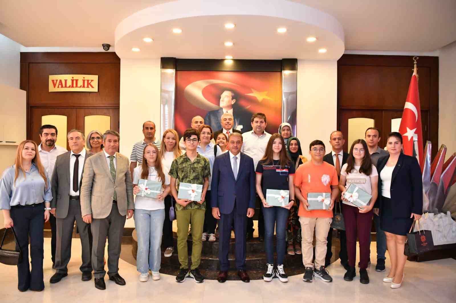LGS’DE TAM PUAN ALAN ÖĞRENCİLER ÖDÜLLENDİRİLDİ