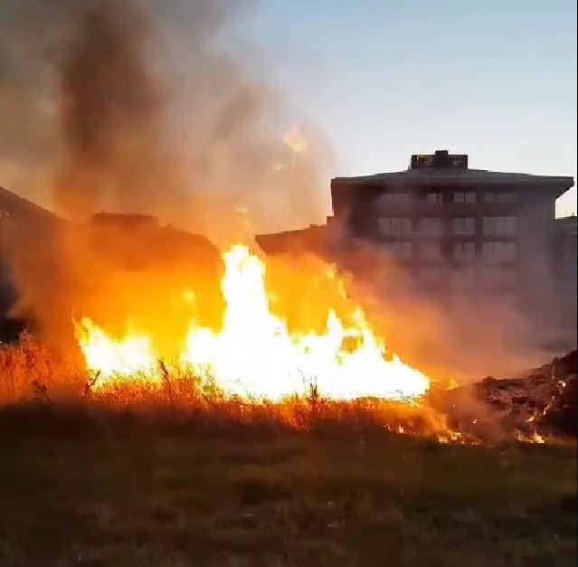 TEKİRDAĞ ÇORLU’DA ÇIKAN OT YANGINI İTFAİYE EKİPLERİNCE SÖNDÜRÜLDÜ.