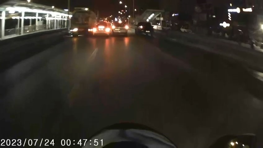 BURSA’DA BİR OTOMOBİL SÜRÜCÜ ANAYOLDA MAKAS ATARKEN SULAMA TANKERİNE ÇARPMAKTAN