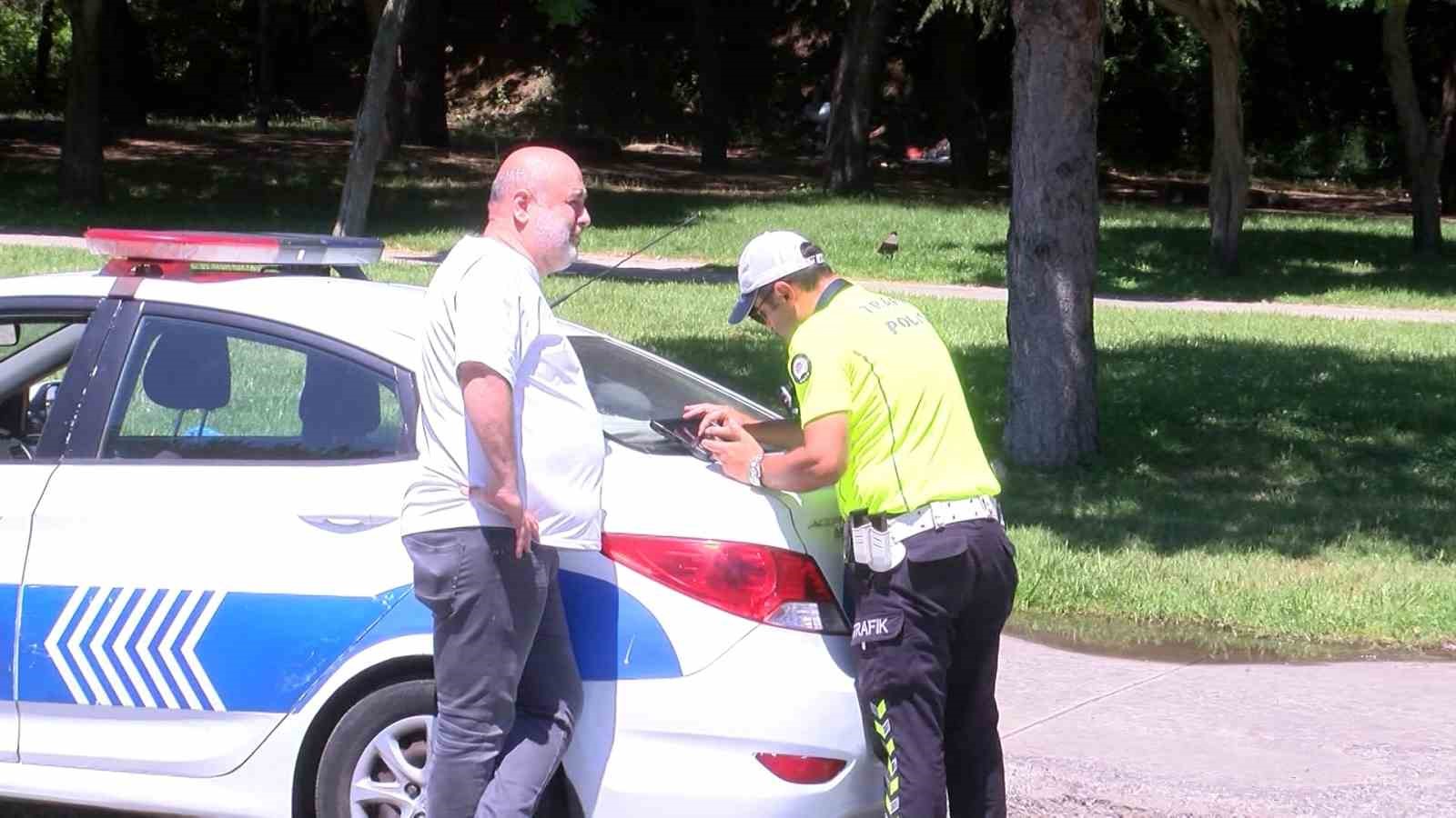 TRAFİK EKİBİ VE CEZA UYGULANAN SÜRÜCÜ