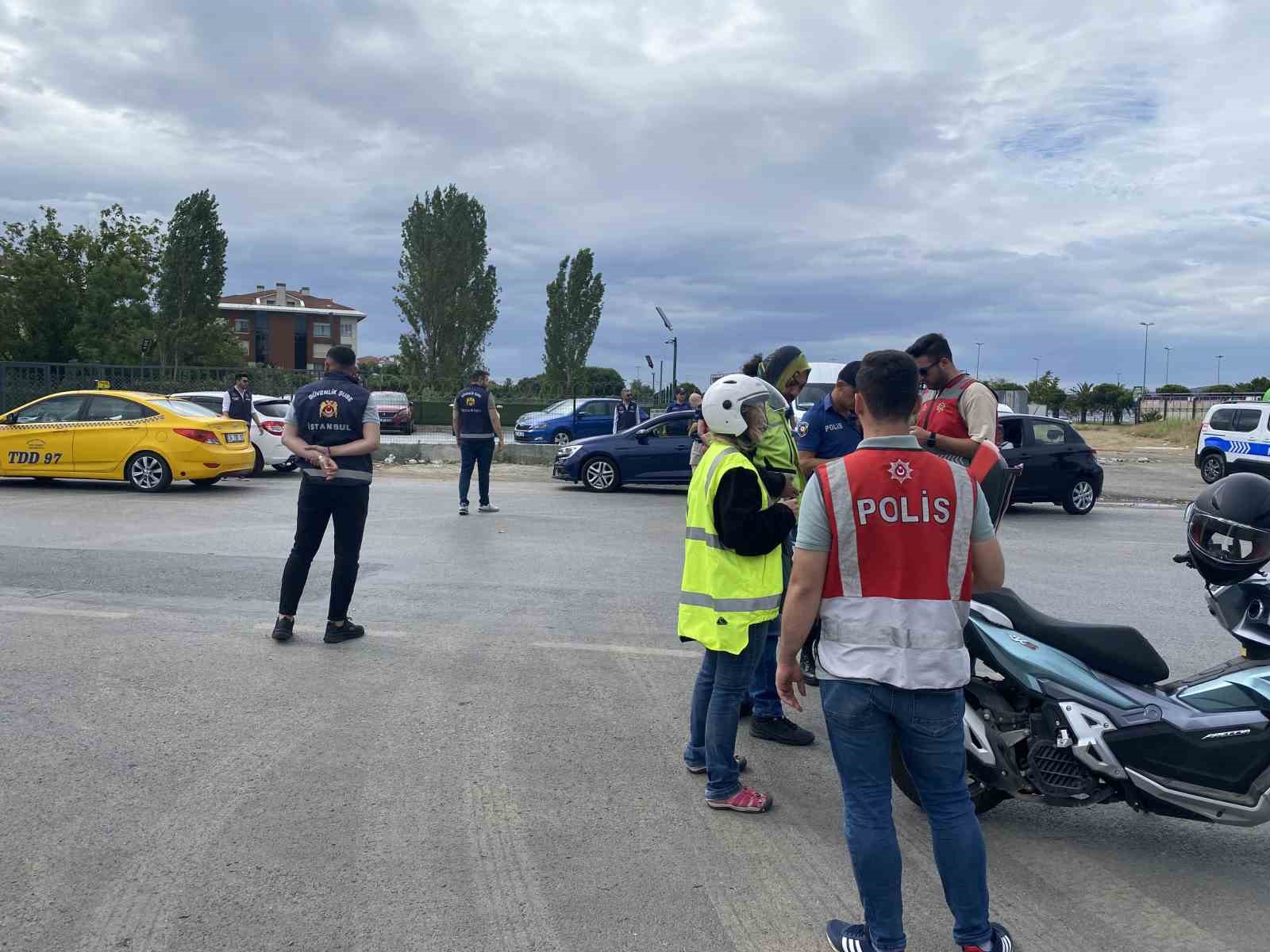 İSTANBUL GENELİNDE EMNİYET EKİPLERİ TARAFINDAN KAÇAK GÖÇMENLERE YÖNELİK DENETİMLER GERÇEKLEŞTİRİLDİ.
