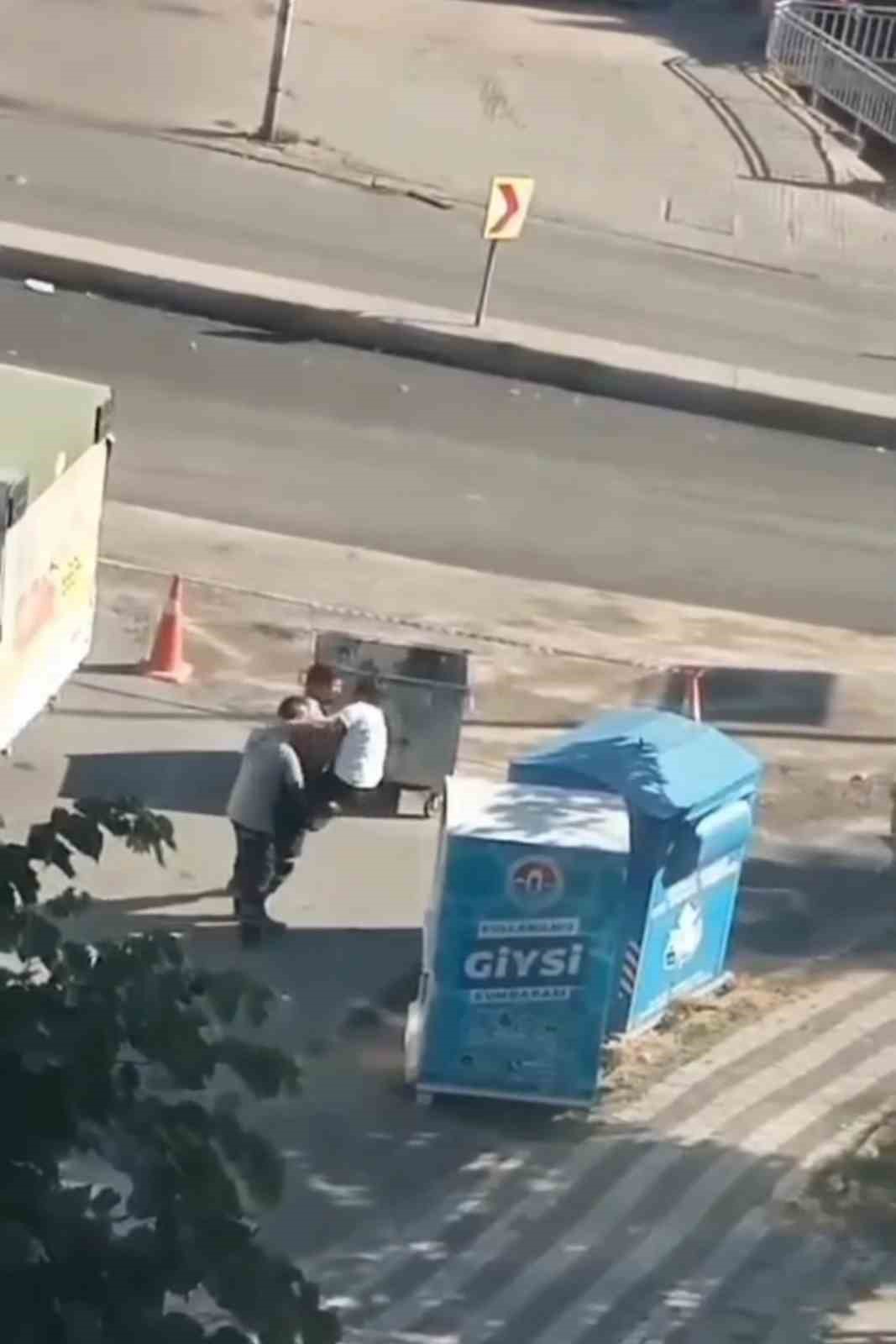 MALTEPE'DE BİR KADIN ŞAHIS, CADDE ÜZERİNDE ÇALIŞMA YAPAN İBB PERSONELİ