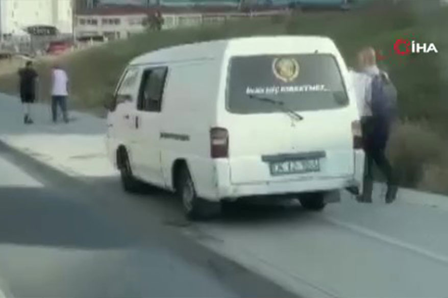 İstanbul’da trafikten kaçmak isteyen bir sürücü, çözümü kaldırımdan gitmekte buldu.