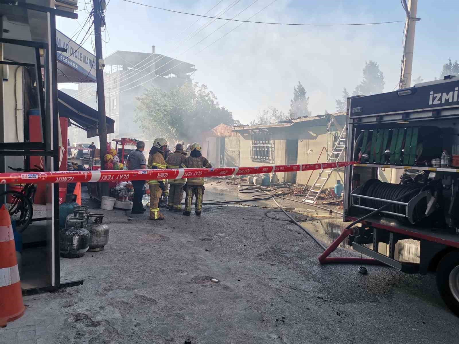 İZMİR’DE MARKET DEPOSU YANDI, FACİADAN DÖNÜLDÜ