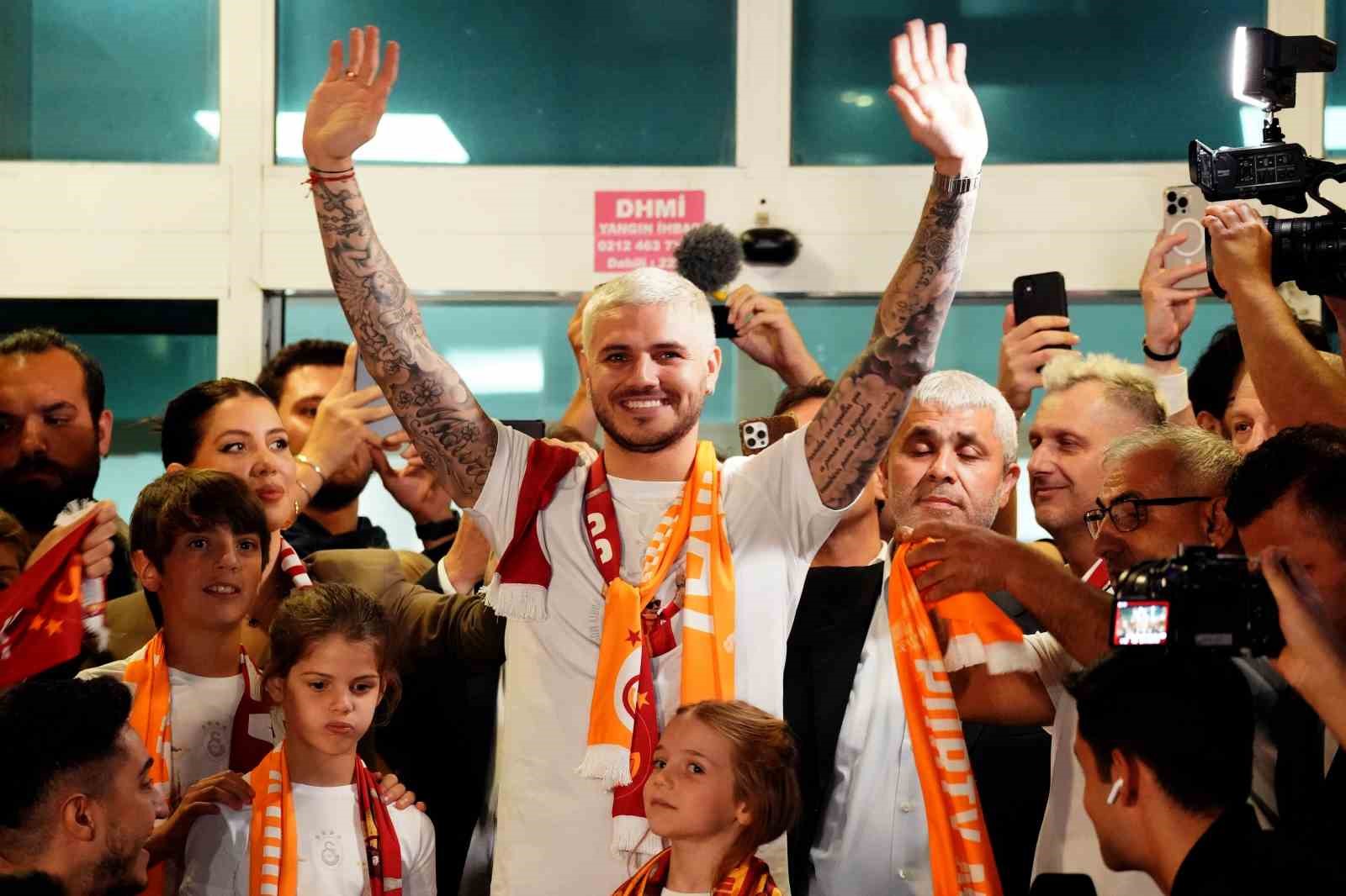 GALATASARAY’IN ANLAŞMAYA VARDIĞI ARJANTİNLİ FUTBOLCU MAURO ICARDİ, AİLESİYLE BİRLİKTE İSTANBUL’A