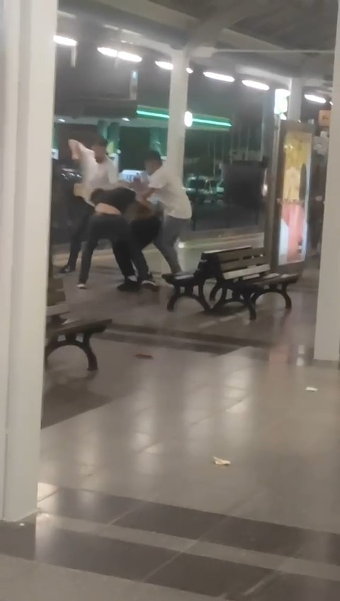 BURSA’DA METRO İSTASYONUNDA 2 GRUP ARASINDA BİLİNMEYEN BİR SEBEPTEN DOLAYI