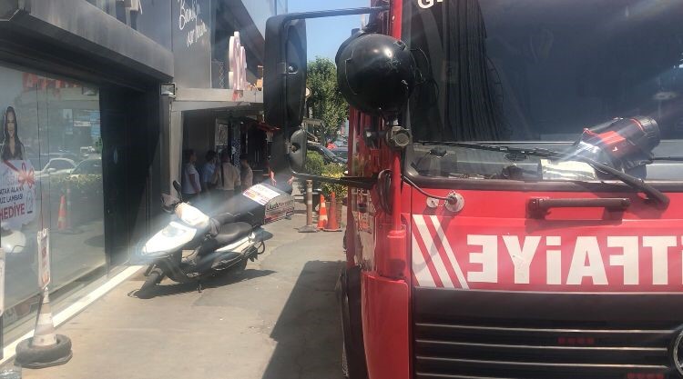 MHP İl Başkanlığı’nın bulunduğu binada yangın paniği SARIYER’DE BULUNAN MİLLİYETÇİ HAREKET PARTİSİ İL BAŞKANLIĞININ YER ALDIĞI BİNADA