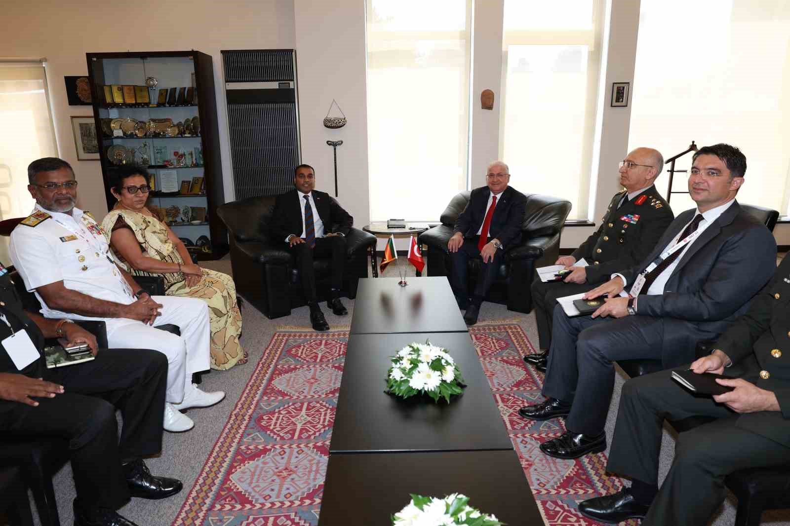 BAKAN GÜLER, SRİ LANKA SAVUNMA BAKANI PREMİTHA BANDARA TENNAKON İLE