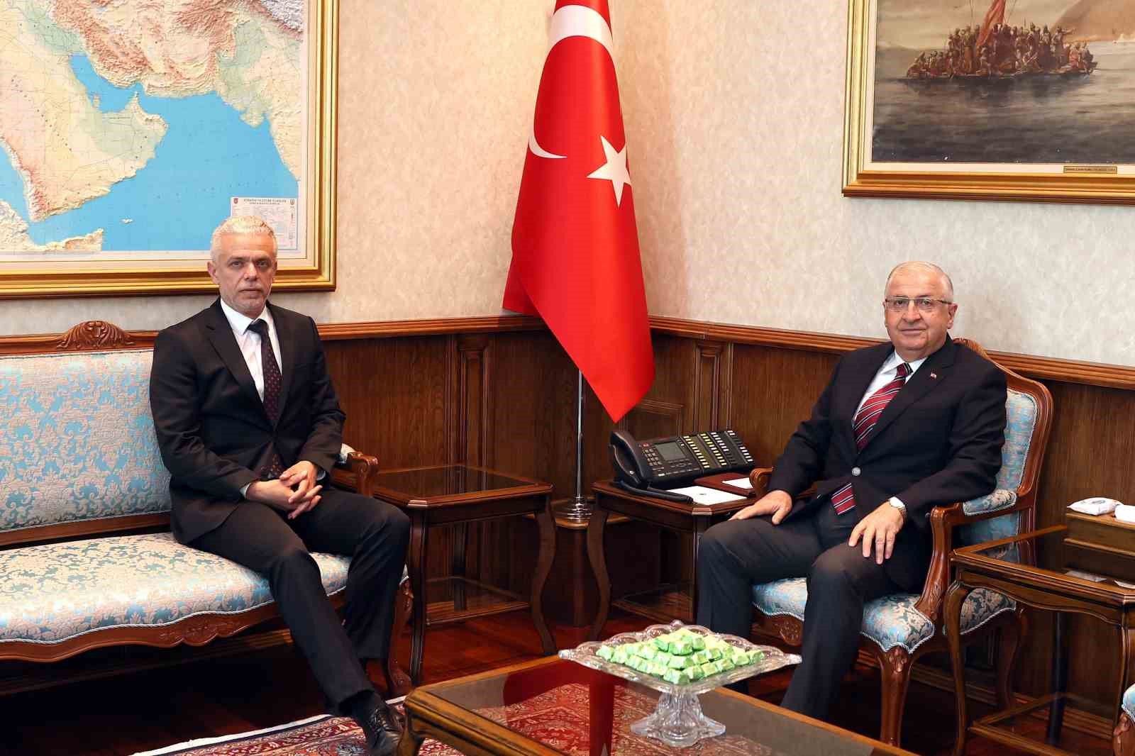 Milli Savunma Bakanı Yaşar Güler, Kuzey Kıbrıs Türk Cumhuriyeti’nin Ankara Büyükelçisi İsmet Korukoğlu’nu kabul etti. MİLLİ SAVUNMA BAKANI YAŞAR GÜLER, KUZEY KIBRIS TÜRK CUMHURİYETİ’NİN ANKARA