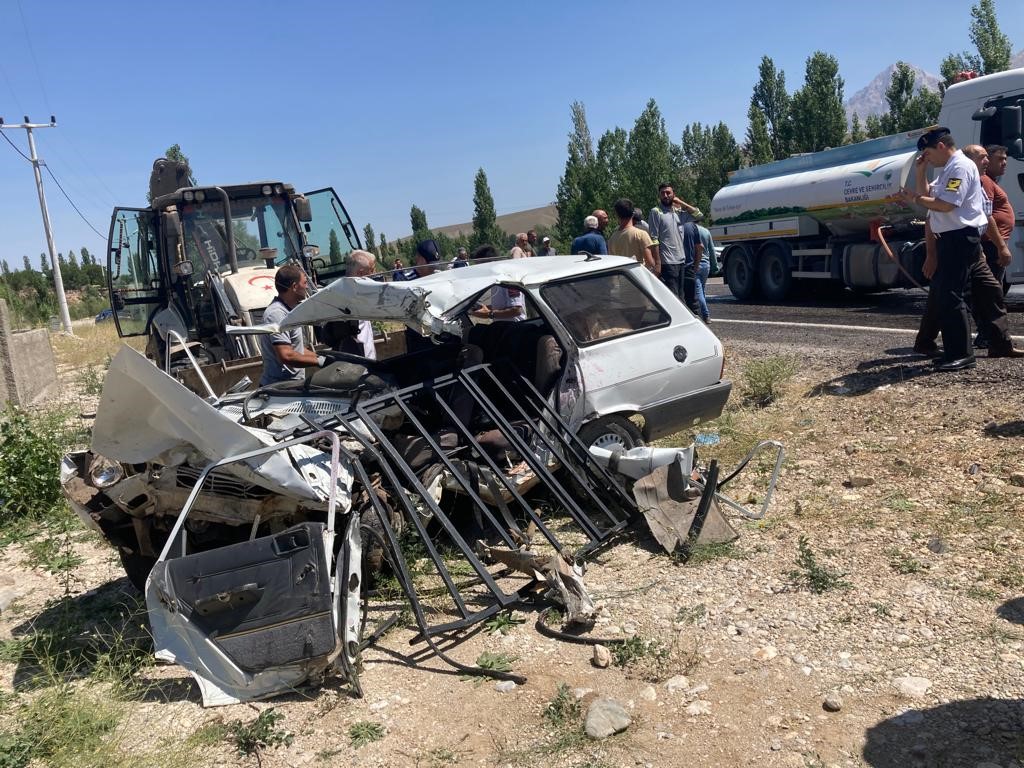 Minibüs ile otomobil kafa kafaya çarpıştı: 2 ölü, 1 yaralı NİĞDE’DE MEYDANA GELEN TRAFİK KAZASINA 2 KİŞİ HAYATINI KAYBETTİ 1