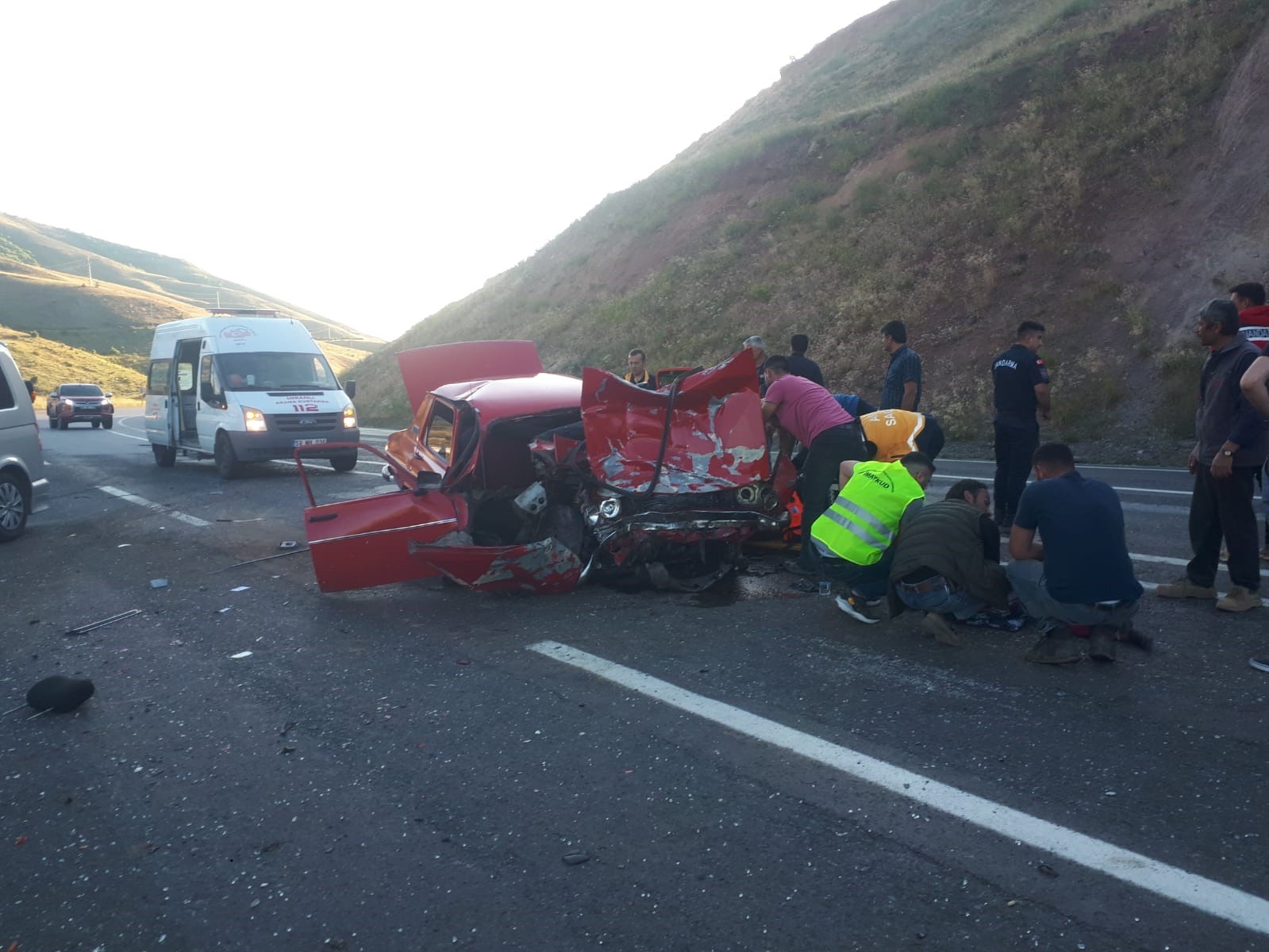 Minibüs ile otomobil kafa kafaya çarpıştı:3 yaralı SİVAS'IN İMRANLI İLÇESİNDE KAMYONET İLE OTOMOBİLİN ÇARPIŞMASI SONUCU MEYDANA GELEN