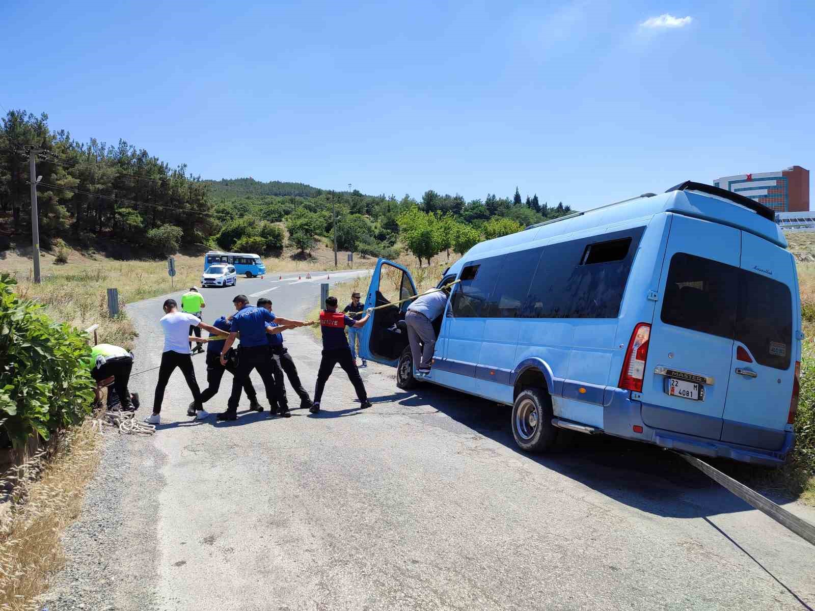 Minibüsün köprüden düşmemesi için iple sımsıkı tuttular KÖPRÜ KORKULUĞUNA ÇARPAN MİNİBÜS AŞAĞI DÜŞMEMEK İÇİN KORKULUKLARA BAĞLANDI