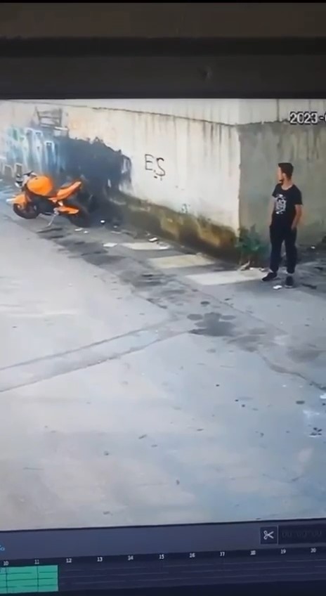 BURSA’DA GÖZÜNE KESTİRDİĞİ MOTORU ÇEVREYİ KONTROL ETTİKTEN SONRA ÇALAN HIRSIZ,