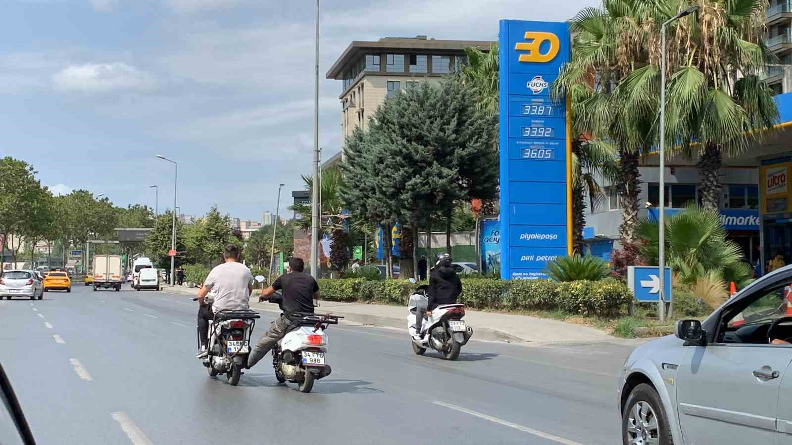 BEYOĞLU’NDA SEYİR HALİNDEYKEN ARIZALANAN MOTOSİKLETİ, BİR DİĞER MOTOSİKLET SÜRÜCÜSÜ AYAĞIYLA