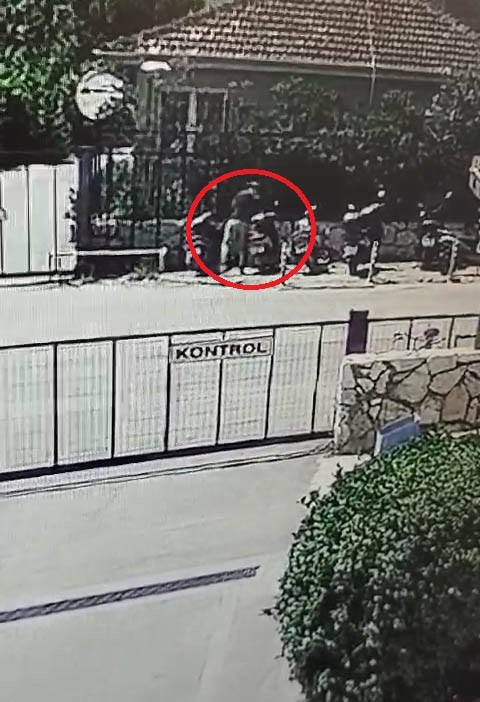 ORHANGAZİ'DE GÖL YOLU ÜZERİNDE BULUNAN BİR FABRİKA ÖNÜNE PARK EDİLEN