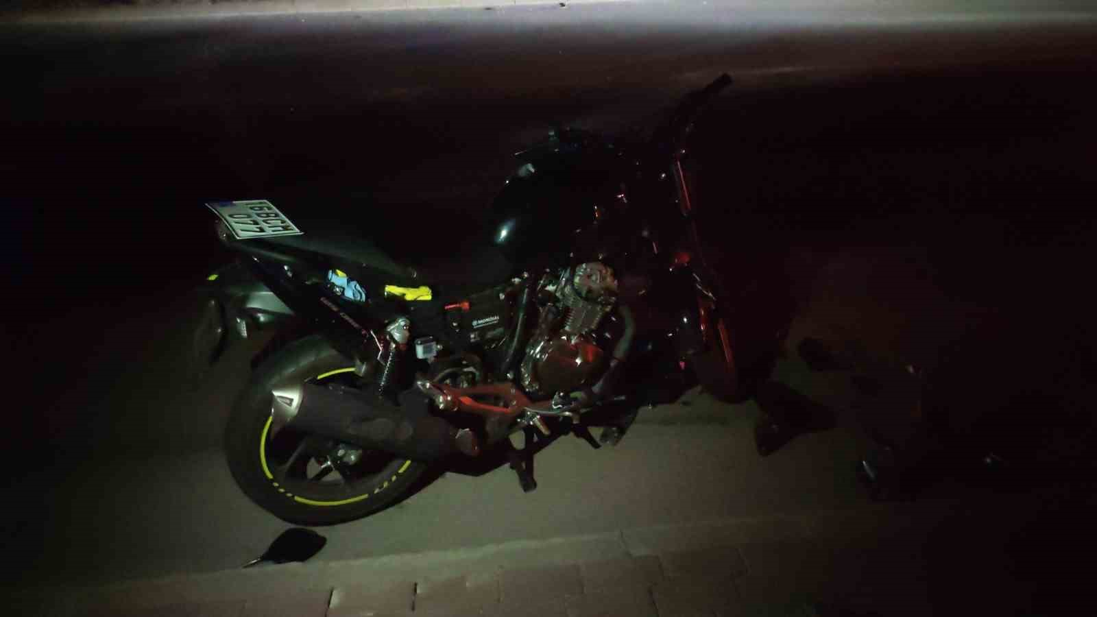 ORHANGAZİ’DE GÖL YOLU ÜZERİNDE MEYDANA GELEN TRAFİK KAZASINDA MOTOSİKLET ÖNÜNDE