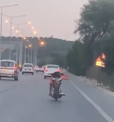 BURSA’DA ÖLÜME MEYDAN OKUYAN GENÇ MOTOSİKLET SÜRÜCÜSÜ KAMERALARA YANSIDI.