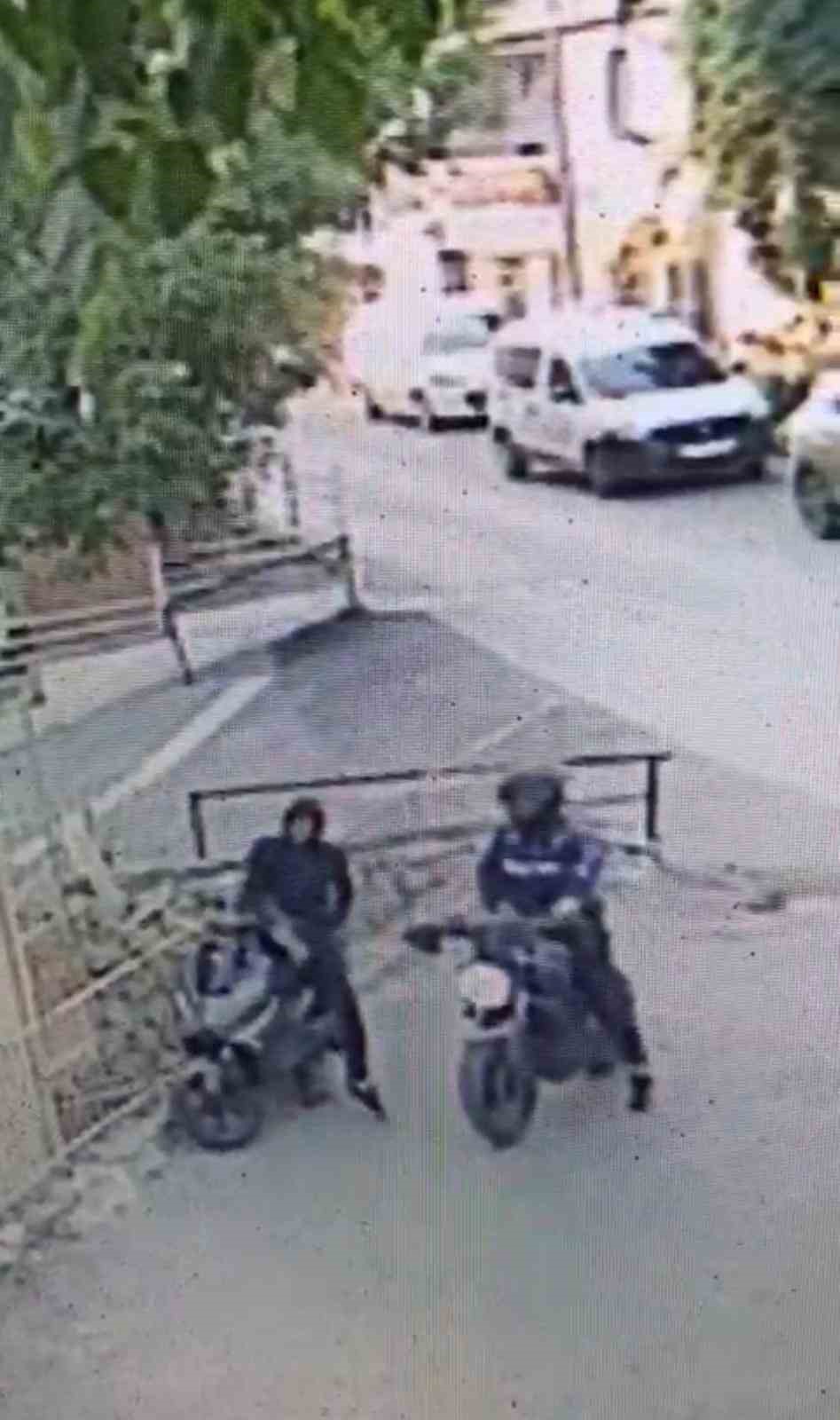 BURSA’DA İKİ HIRSIZ GÖZÜNE KESTİRDİKLERİ MOTOSİKLETİ ÇALMAK İÇİN MOTOSİKLETLE GELDİ.