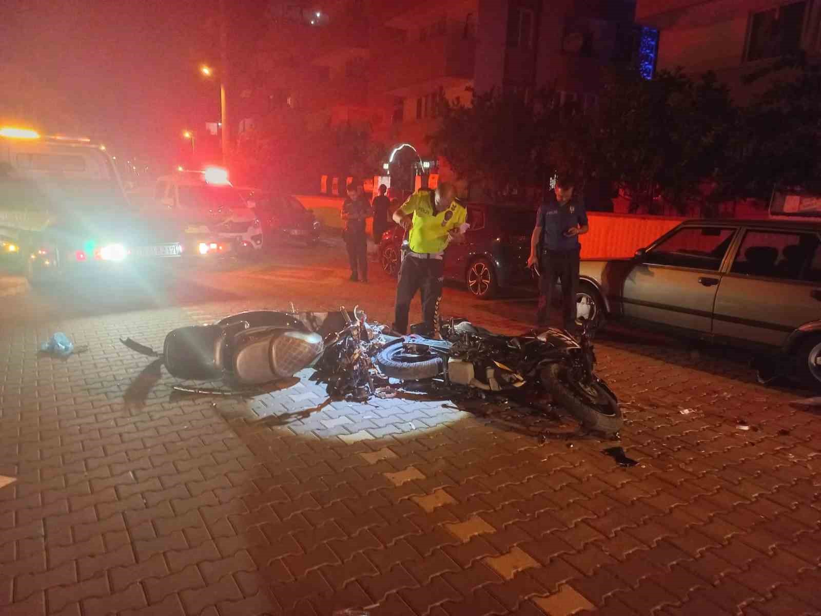 BALIKESİR’İN EDREMİT İLÇESİNDE İKİ MOTORSİKLET KAFA KAFAYA ÇARPIŞTI. KAZADA 4