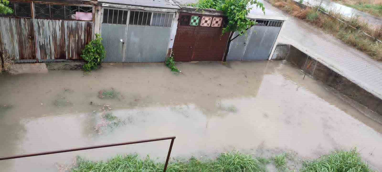 TEKİRDAĞ'IN MURATLI İLÇESİNDE ÖĞLEDEN SONRA BAŞLAYAN SAĞANAK YAĞIŞ SONRASI CADDE