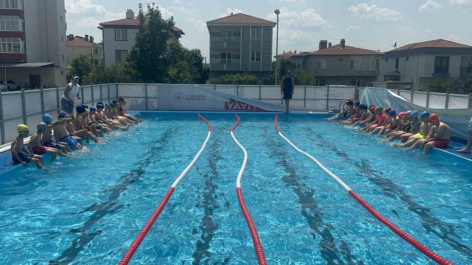 TEKİRDAĞ'IN MURATLI İLÇESİNDE GENÇLİK VE SPOR MÜDÜRLÜĞÜ’NÜN YAZ YÜZME KURSLARI