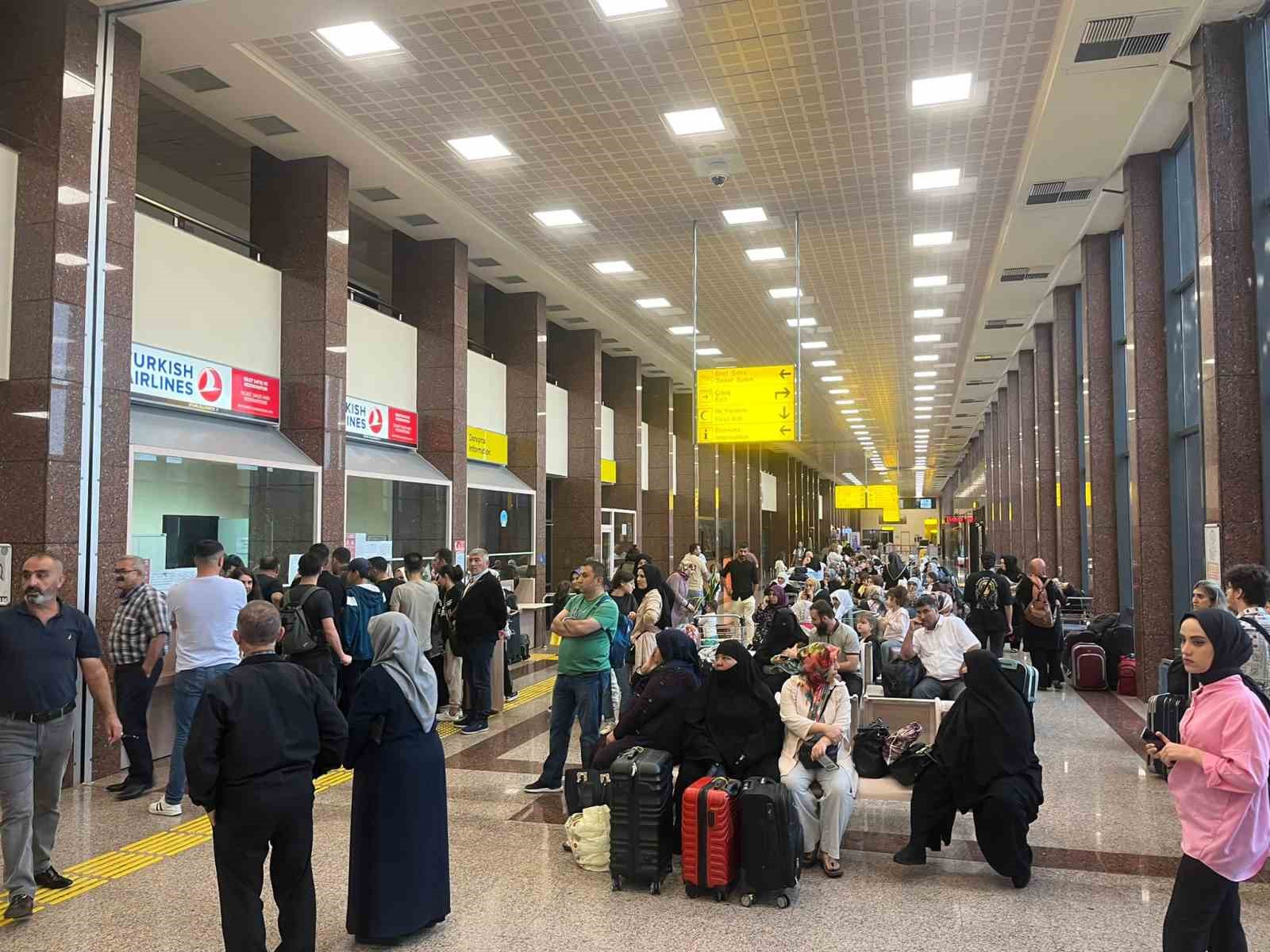 BURSA’DAN MUŞ’A GİTMEK İÇİN YENİŞEHİR HAVALİMANINA GİDEN YÜZLERCE YOLCU, UÇAĞIN