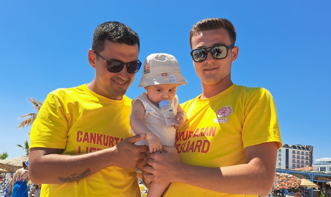 AYVALIK İLÇESİNDE CANKURTARANLAR, 6 AYLIK BEBEĞİ 'HEİMLİCH' MANEVRASIYLA HAVA YOLUNU