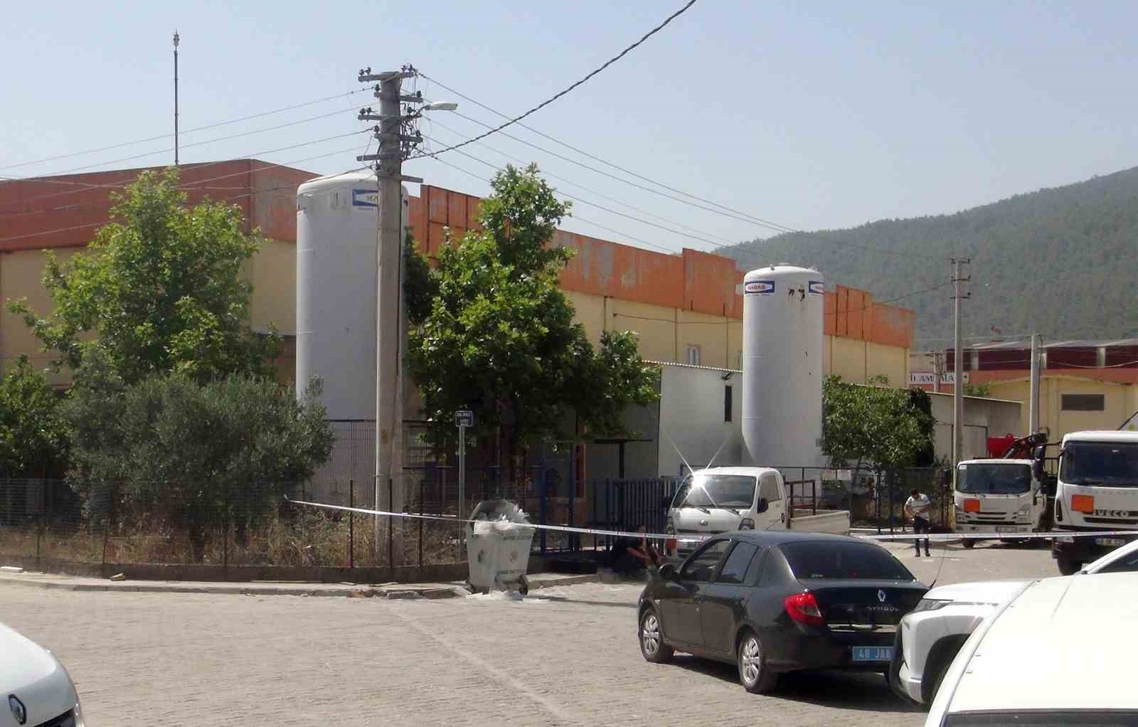 Oksijen dolum tesisindeki patlama: 1 ölü MUĞLA-AYDIN KARAYOLU BAYIR MAHALLESİNDEKİ SANAYİ SİTESİNDE OKSİJEN TÜPÜ DOLUMU SIRASINDA