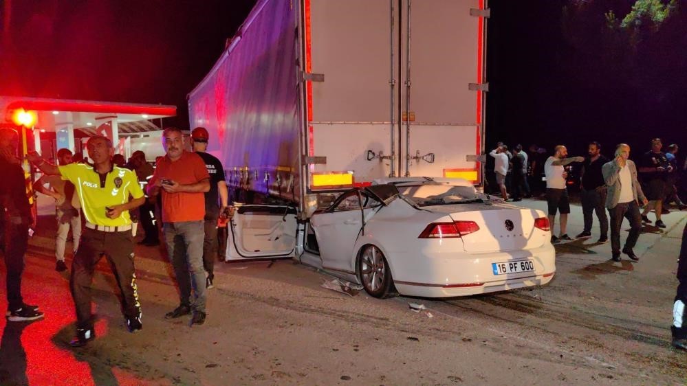BURSA'NIN İNEGÖL İLÇESİ GİRİŞİNDE MEYDANA GELEN KAZADA OTOMOBİL, ÇARPTIĞI TIRIN