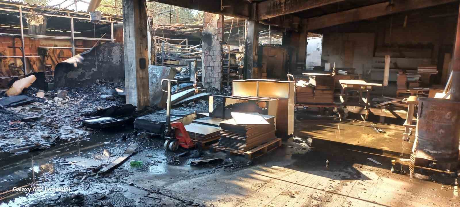 BALIKESİR’İN EDREMİT İLÇESİNDE ORMAN ÜRÜNLERİ ATÖLYESİNDE ÇIKAN YANGIN İTFAİYENİN ÇALIŞMASI