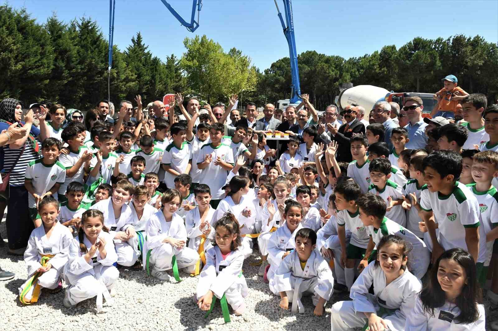 OSMANGAZİ BELEDİYESİ, GELİŞİM BÖLGELERİNDEN EMEK’E YENİ BİR SPOR TESİSİ KAZANDIRIYOR.
