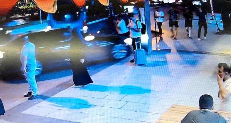 SAKARYA’NIN ADAPAZARI İLÇESİNDE SÜRÜCÜSÜNÜN KONTROLÜNDEN ÇIKAN OTOMOBİL, YOLCU DOLU DURAĞA