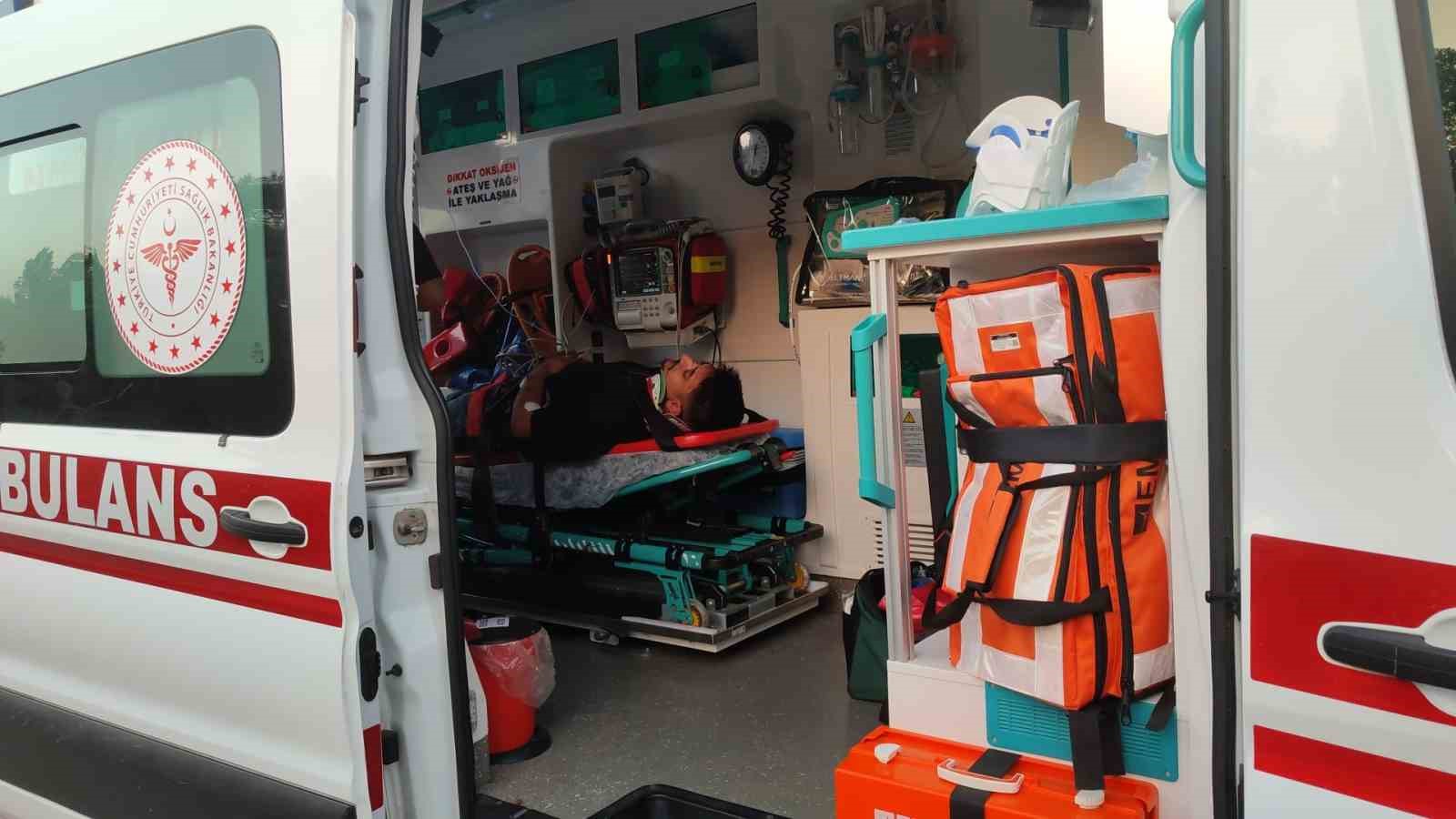İTFAİYE EKİPLERİNİN UZUN UĞRAŞLARI SONUCU ARAÇTAN ÇIKARILAN İKİ ARKADAŞ AMBULANSLARLA