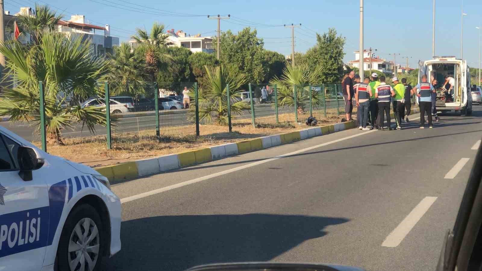 BALIKESİR'İN EDREMİT İLÇESİNDE ÖNÜNDEKİ OTOMOBİLE ÇARPAN MOTOSİKLETİN SÜRÜCÜSÜ YARALANDI.