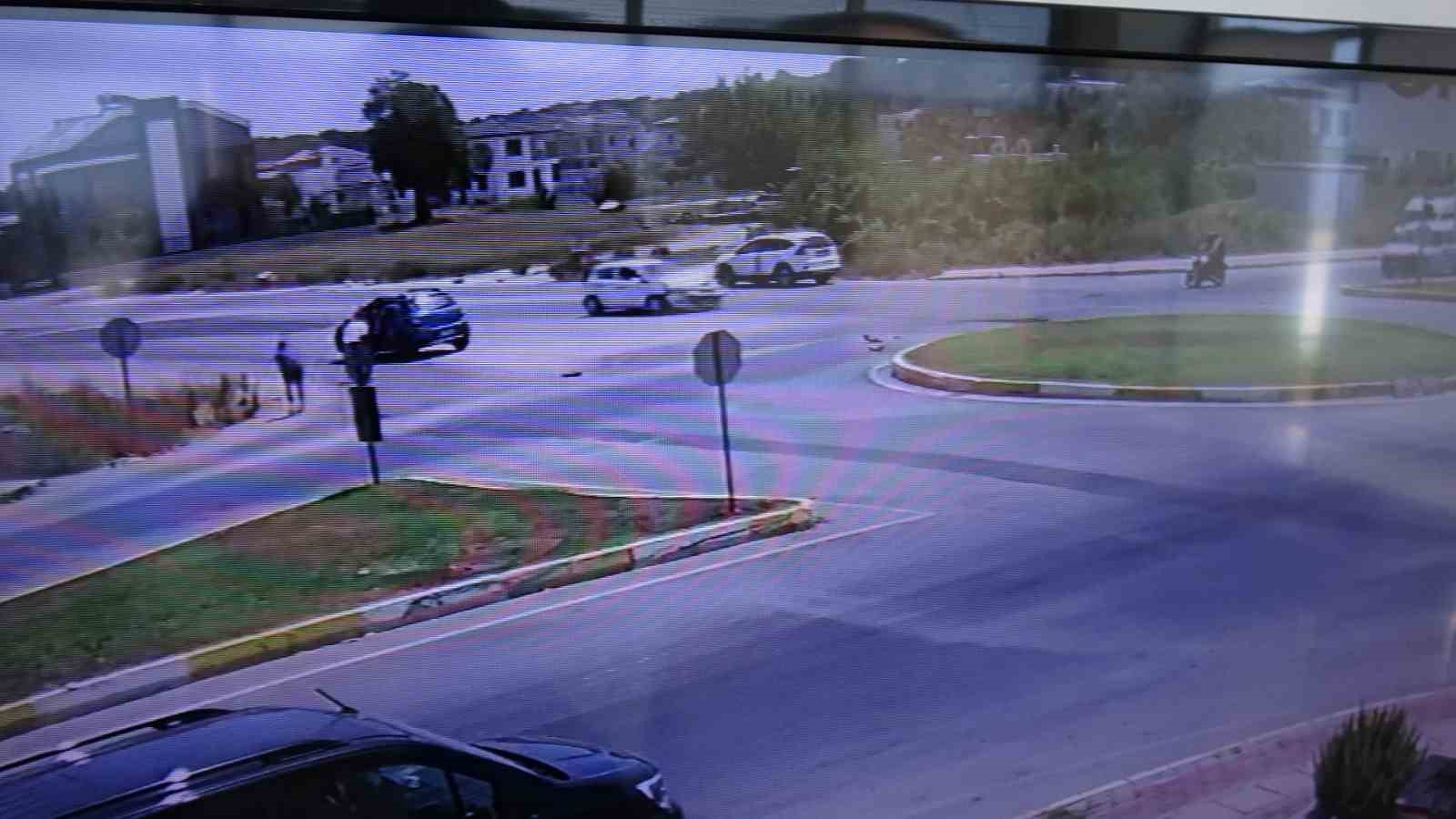Otomobiller çarpıştı, yürüyen gençler ölümden kıl payı kurtuldu ANTALYA’NIN MANAVGAT İLÇESİNDE 2 OTOMOBİLİN ÇARPIŞMASI SONUCU MEYDANA GELEN KAZADA