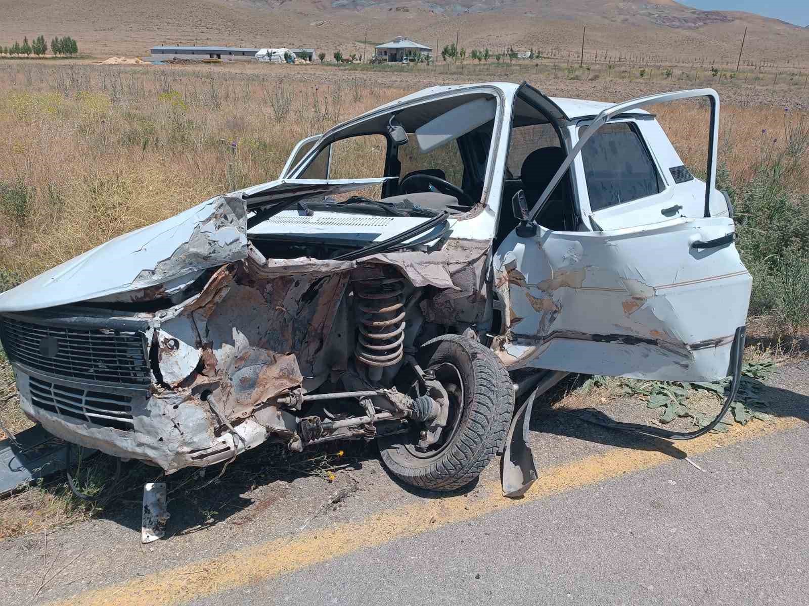 VAN’IN TUŞBA İLÇESİNDE İKİ OTOMOBİLİN KAFA KAFAYA ÇARPIŞMASI SONUCU 2