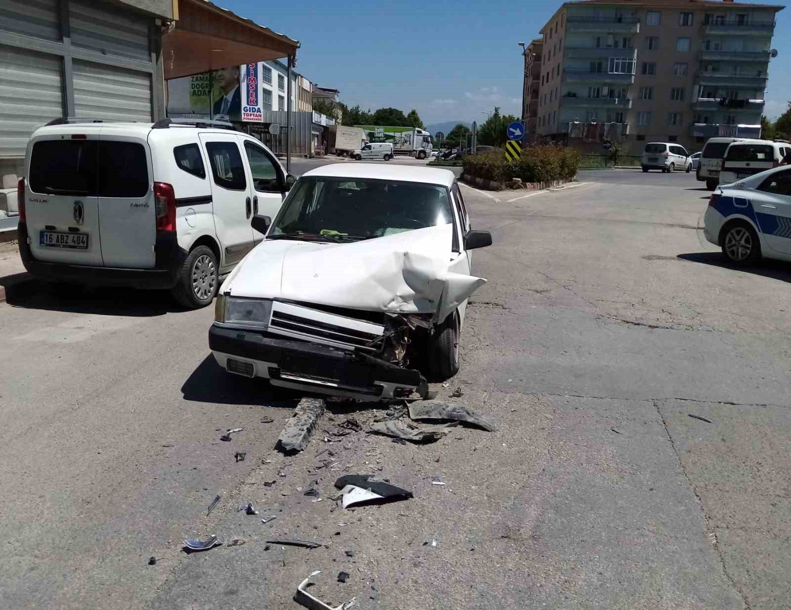 BURSA'NIN İNEGÖL İLÇESİ MAHMUDİYE MAHALLESİ'NDE MEYDANA GELEN KAZADA 2 OTOMOBİL