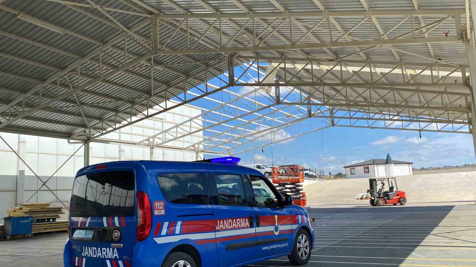 OTOPARK SUNDURMASINDAN BETON ZEMİNE DÜŞEN YABANCI UYRUKLU İŞÇİ YARALANDI
