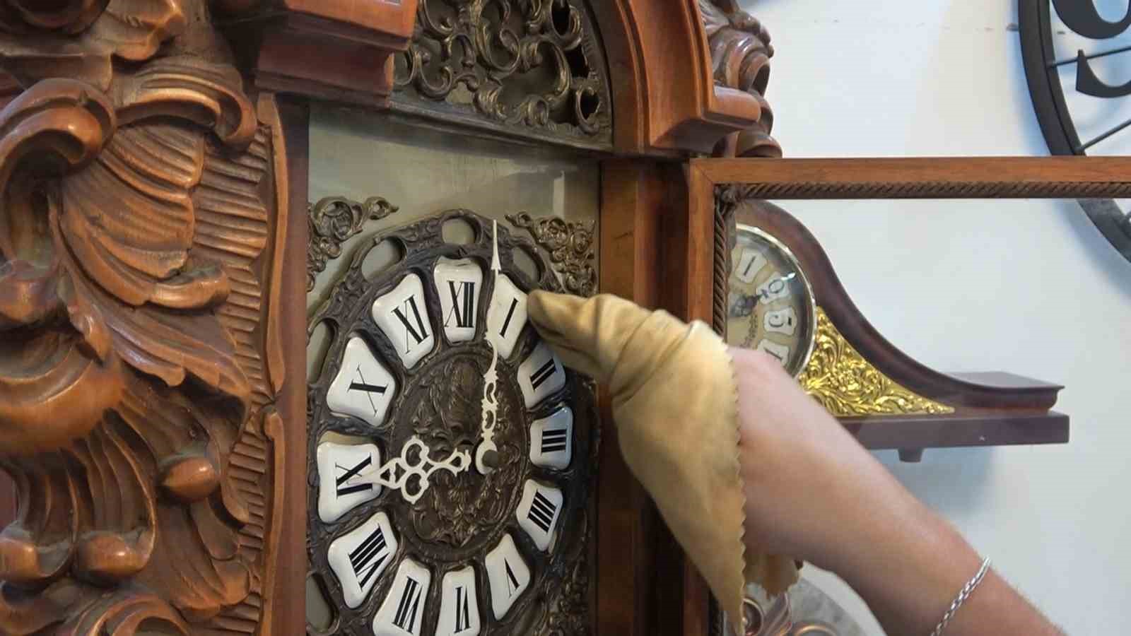 BURSA’NIN TARİHİ MEKANLARINDAN OLAN KAPALI ÇARŞI’DA BULUNAN BİR SAATÇİDE 154