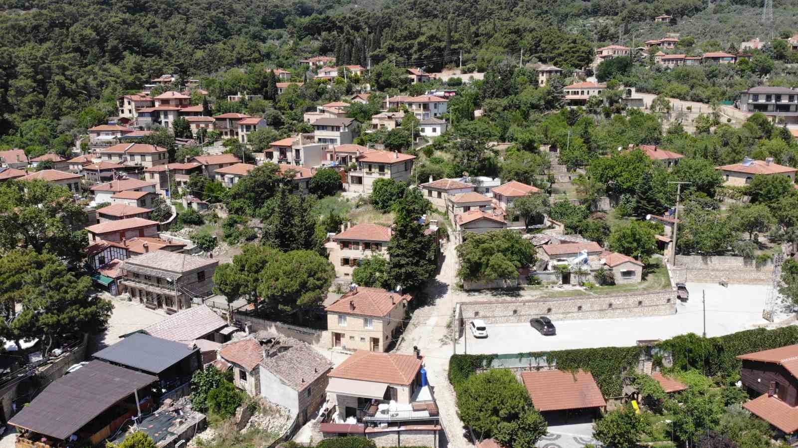 ÇANAKKALE'NİN AYVACIK İLÇESİNE BAĞLI KAZDAĞLARI ETEKLERİNDEKİ TAŞ MİMARİ YAPISIYLA ÜNLÜ