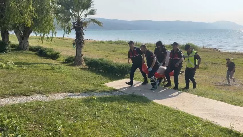 BURSA’NIN İZNİK İLÇESİNDE GÖLE GİREN BİR KİŞİ KALP KRİZİ GEÇİREREK