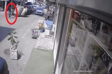 BURSA’DA YOLUN KARŞISINA GEÇMEK İÇİN PEDAL ÇEVİREN BİSİKLETLİ VATANDAŞA, CADDE