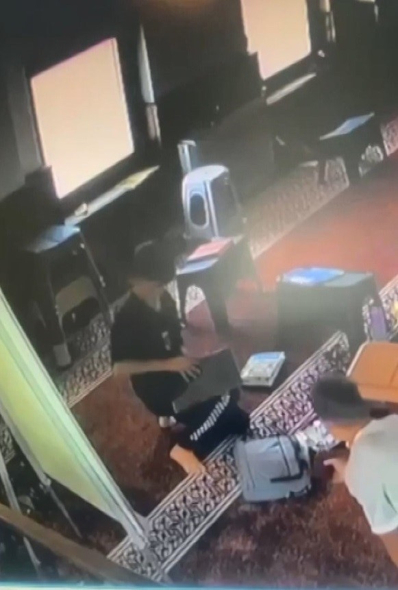 BURSA’DA KURAN KURSUNUN TENEFFÜSÜNDE 2 ÇOCUK CAMİDE KİMSE YOKKEN BİLGİSAYAR