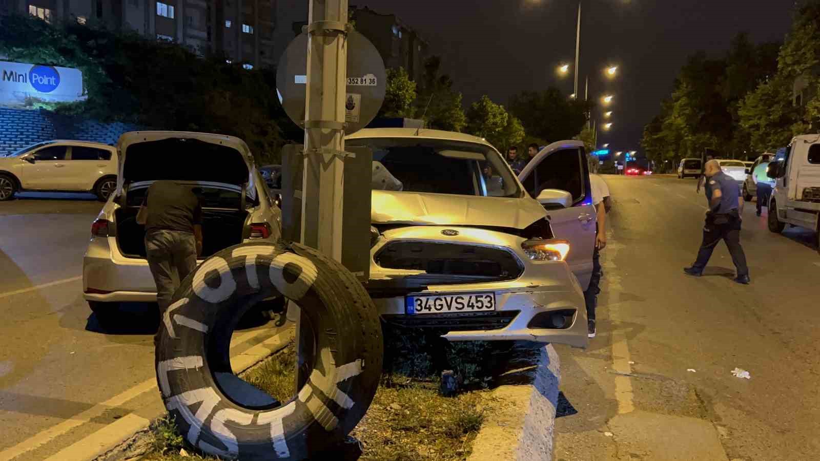 PENDİK’TE HAFİF TİCARİ ARAÇ İLE OTOMOBİLİN KARIŞTIĞI TRAFİK KAZASI SONRASI
