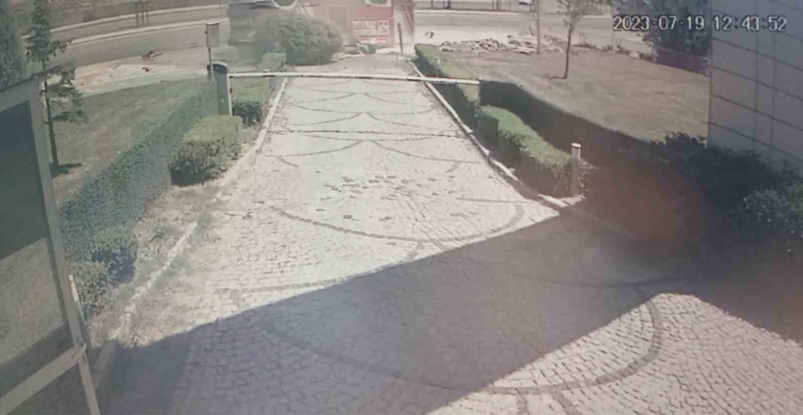 PENDİK'TE YANGIN İHBARINA GİDEN BİR İTFAİYE ARACI LASTİĞİNİN PATLAMASI NEDENİYLE