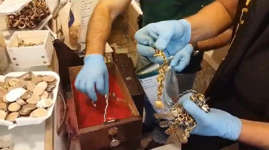 Piyasaya sahte altın süren 10 kişi tutuklandı DİYARBAKIR'DA SAHTE ALTIN ÜRETİP PİYASAYA SÜREN 18 KİŞİ, POLİSİN “KARAT”