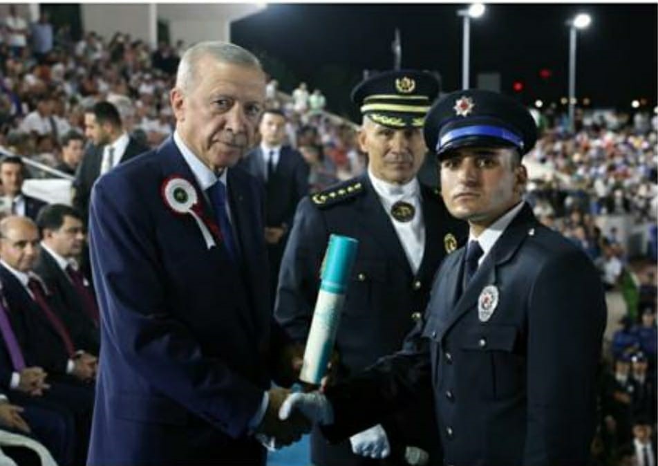 MURAT DİLEK DİPLOMASINI CUMHURBAŞKANI RECEP TAYYİP ERDOĞAN’IN ELLERİNDEN ALDI.