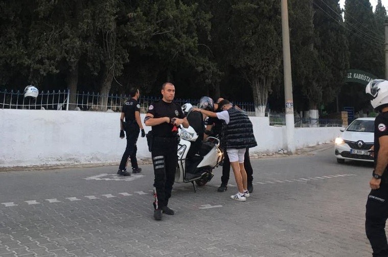 Polisin şok asayiş uygulaması EDREMİT İLÇESİNDE POLİSİN ŞÜPHELİ ŞAHIS VE ARAÇLAR İLE AMANSIZ MÜCADELESİ